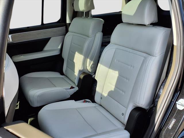 Vehicle image 14 of 21