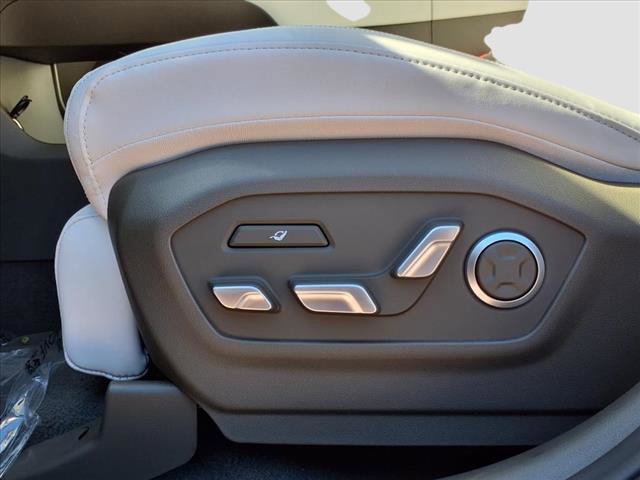 Vehicle image 13 of 21