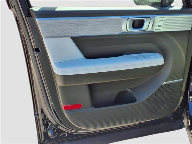 Vehicle image 11 of 21