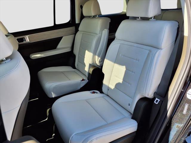 Vehicle image 17 of 21