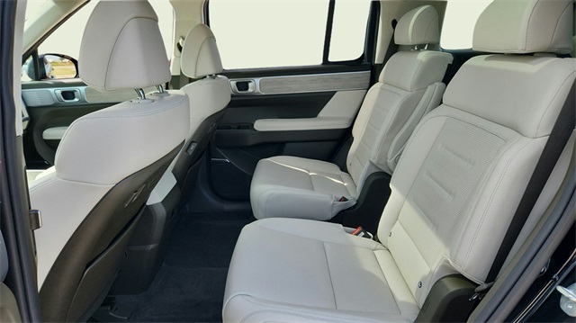 Vehicle image 18 of 21