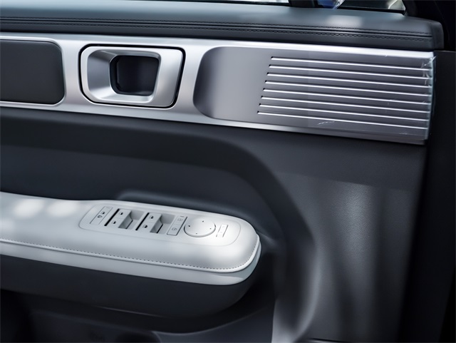 Vehicle image 13 of 29