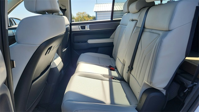 Vehicle image 16 of 19