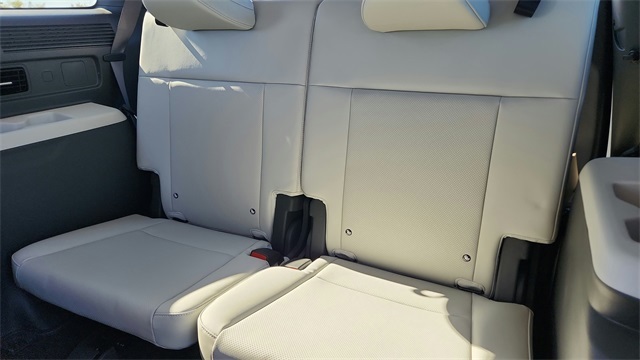 Vehicle image 17 of 19