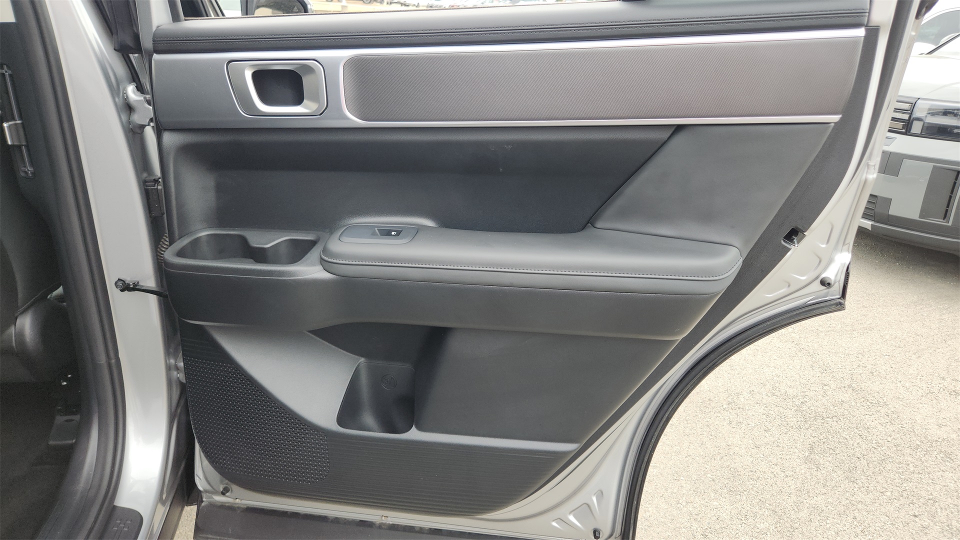 Vehicle image 28 of 40