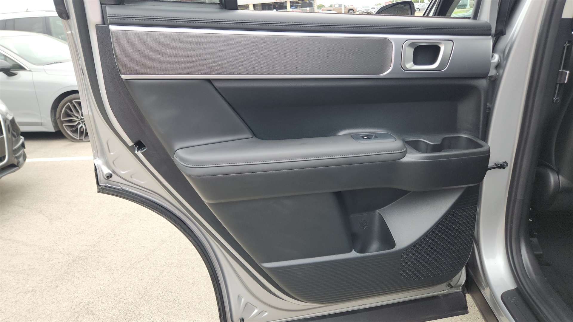 Vehicle image 27 of 40