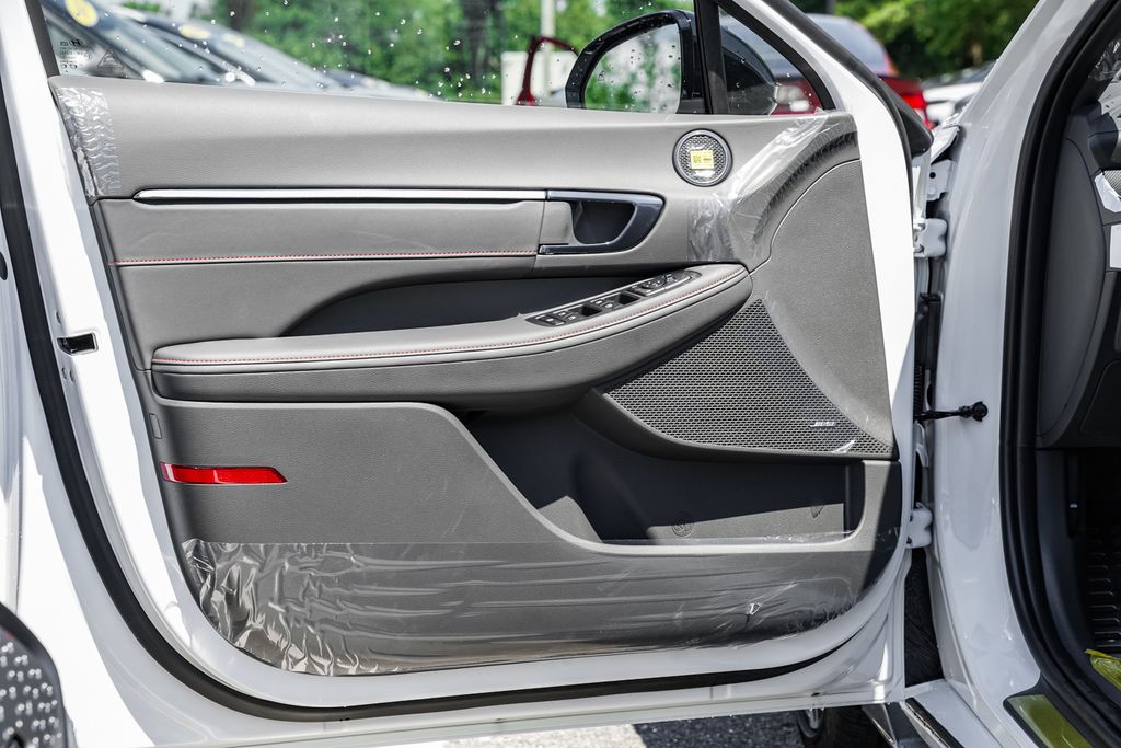 Vehicle image 31 of 42