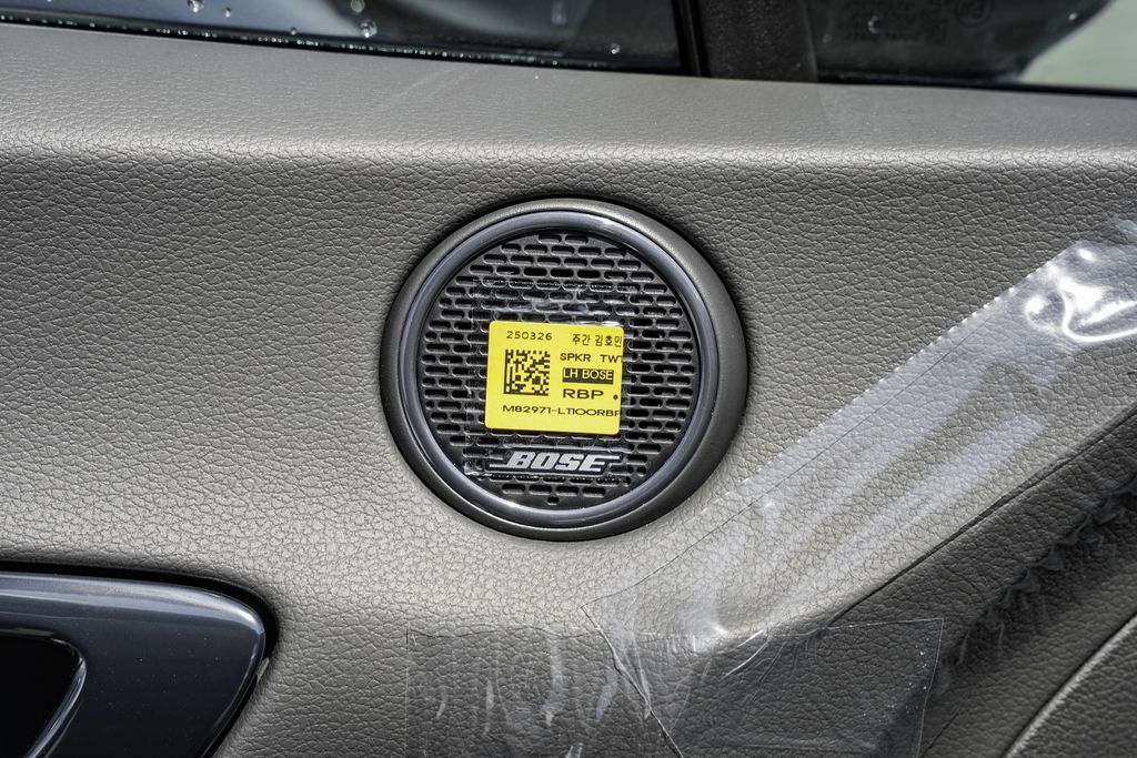 Vehicle image 29 of 42
