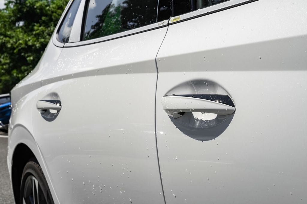 Vehicle image 23 of 42