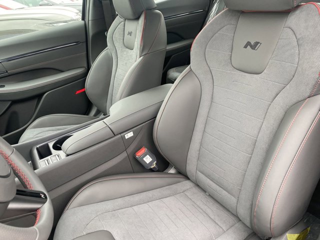 Vehicle image 13 of 16