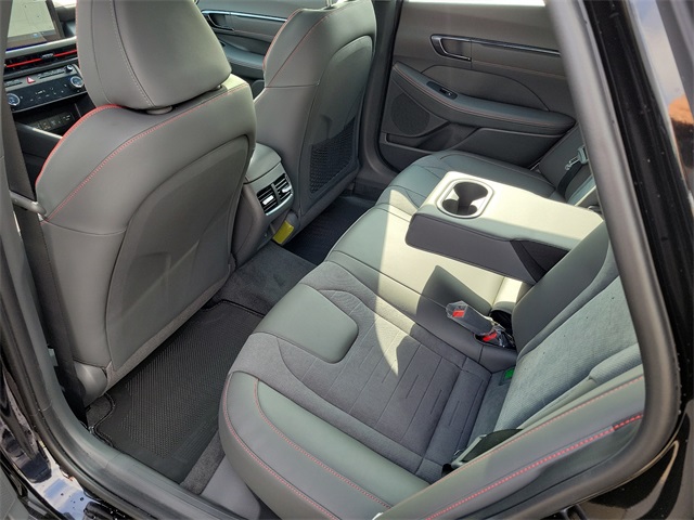 Vehicle image 21 of 25