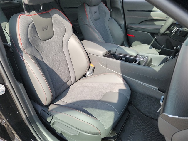 Vehicle image 18 of 25