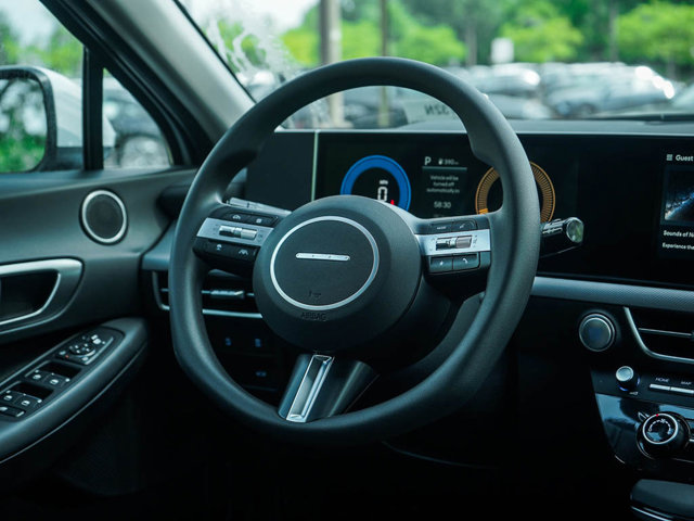 Vehicle image 13 of 23