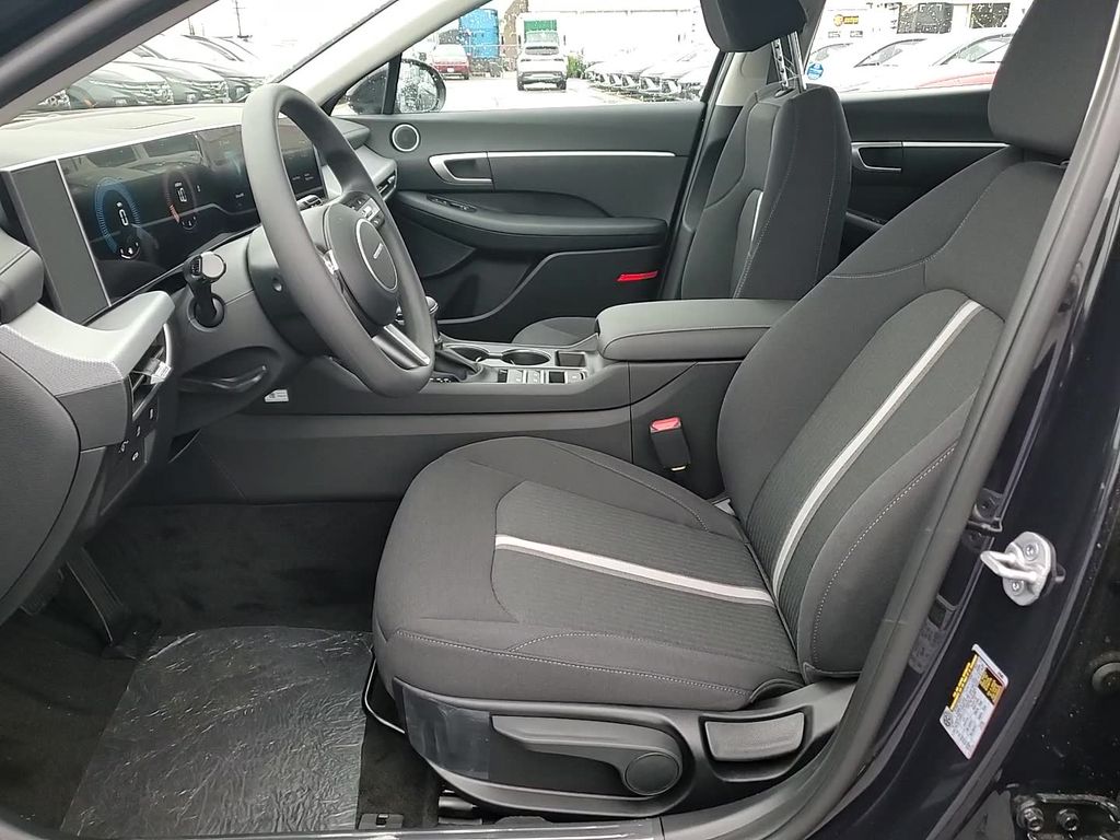 2025 Hyundai Sonata SE Image 12 of 24