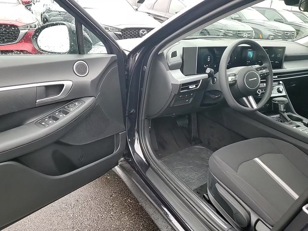2025 Hyundai Sonata SE Image 13 of 24