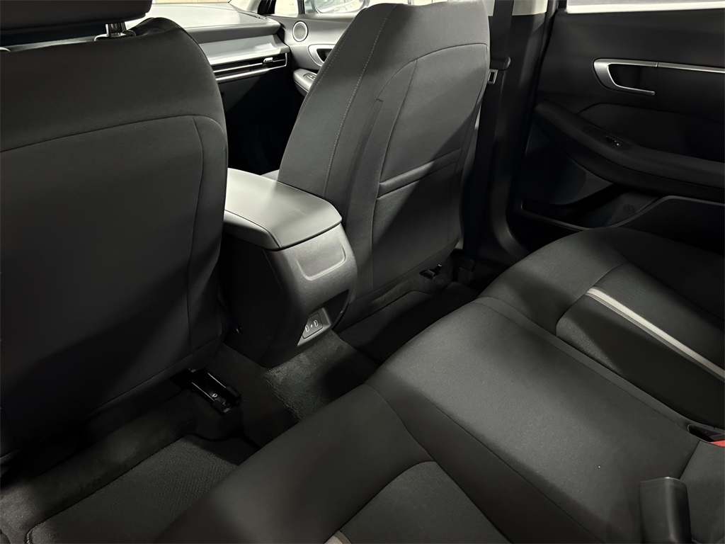 Vehicle image 14 of 25