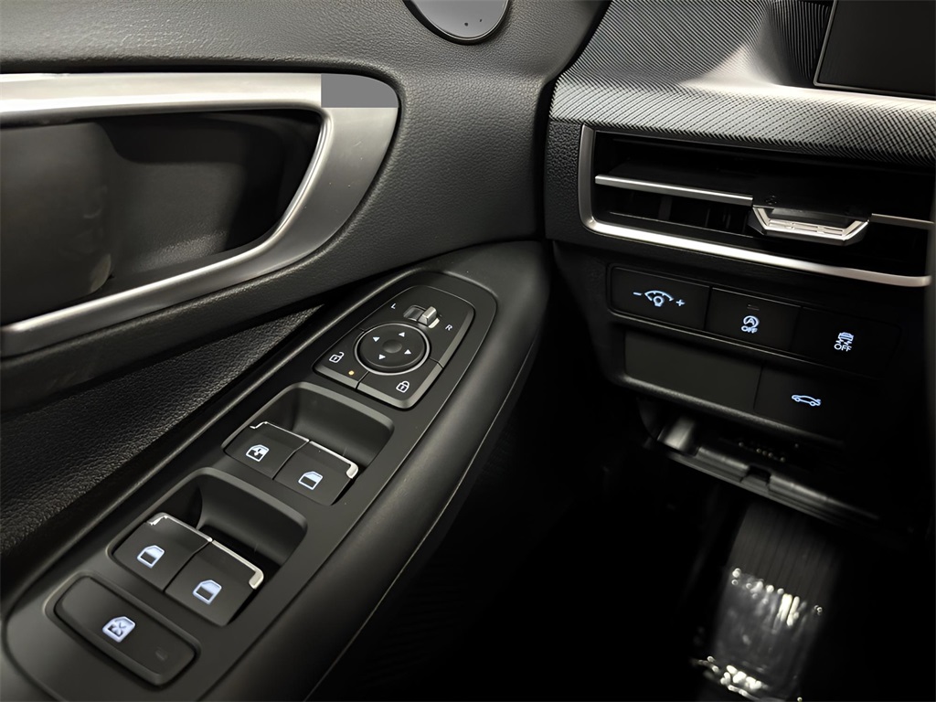 Vehicle image 23 of 25
