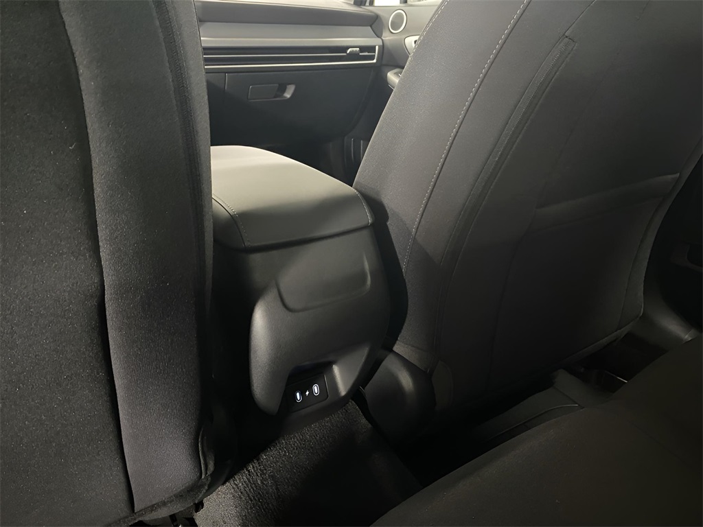 Vehicle image 27 of 34