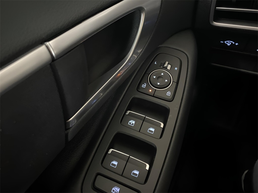 Vehicle image 19 of 34