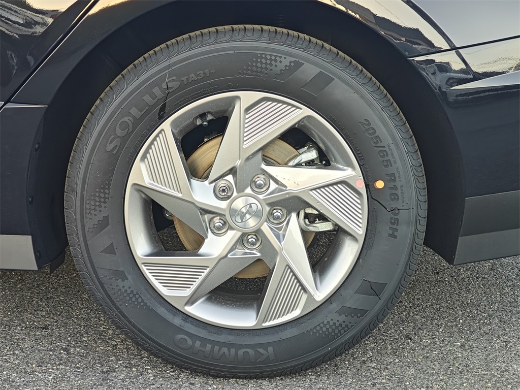 Vehicle image 13 of 27