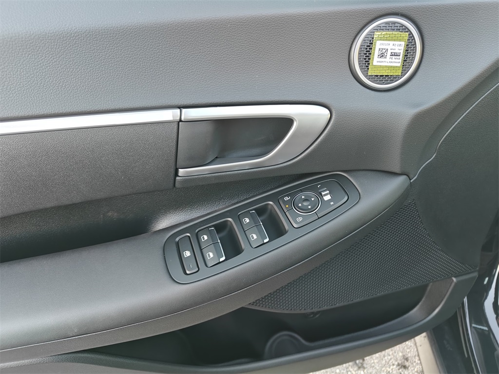 Vehicle image 26 of 27
