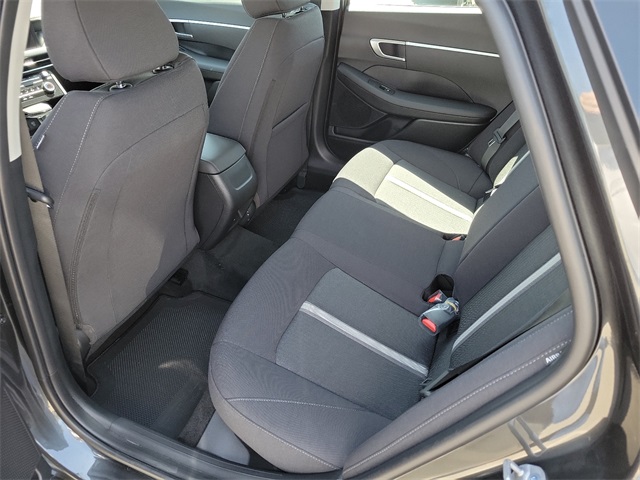 Vehicle image 19 of 23