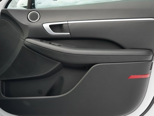 Vehicle image 21 of 24