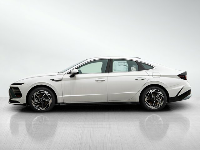 Vehicle image 4 of 24