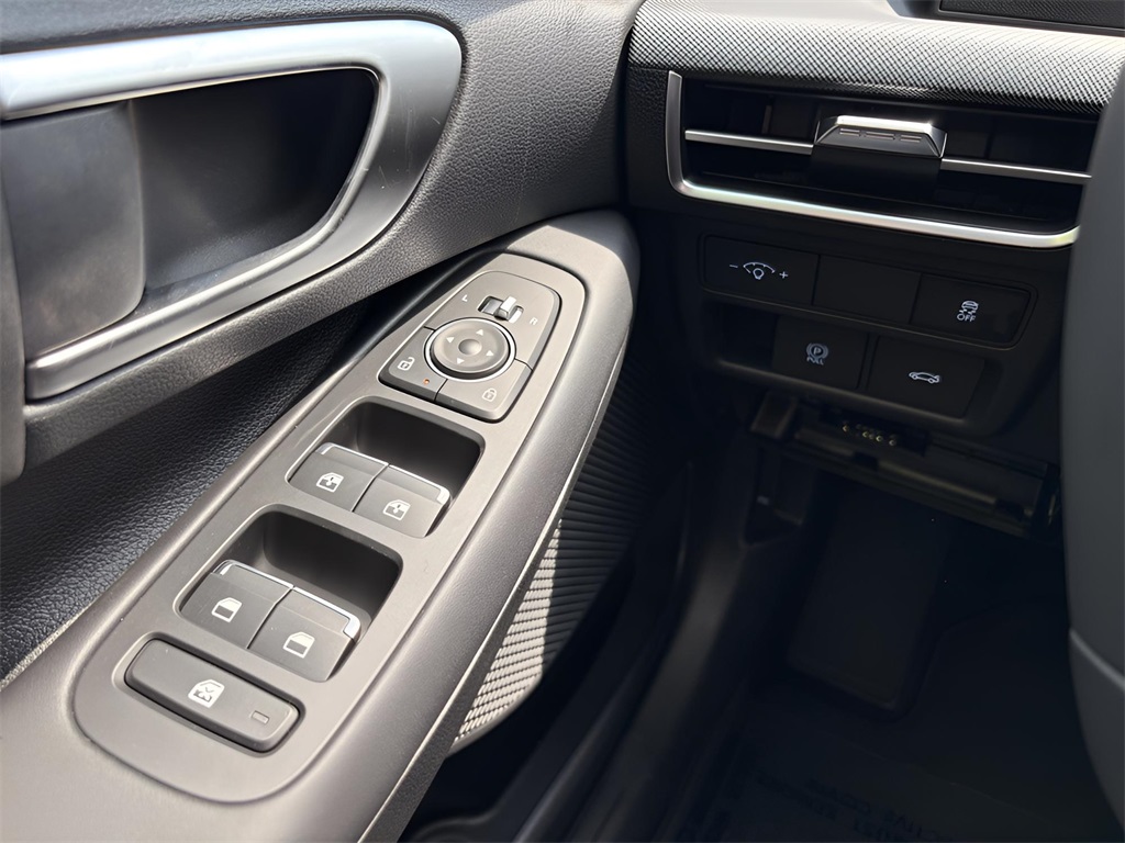 Vehicle image 14 of 28