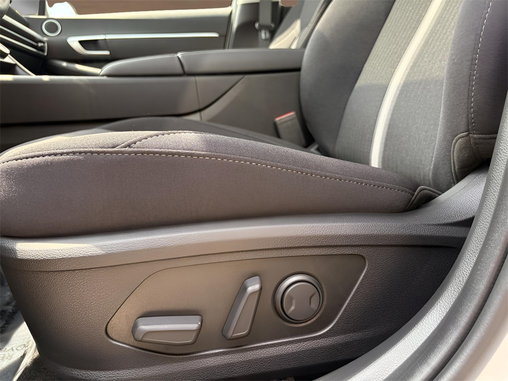Vehicle image 15 of 28