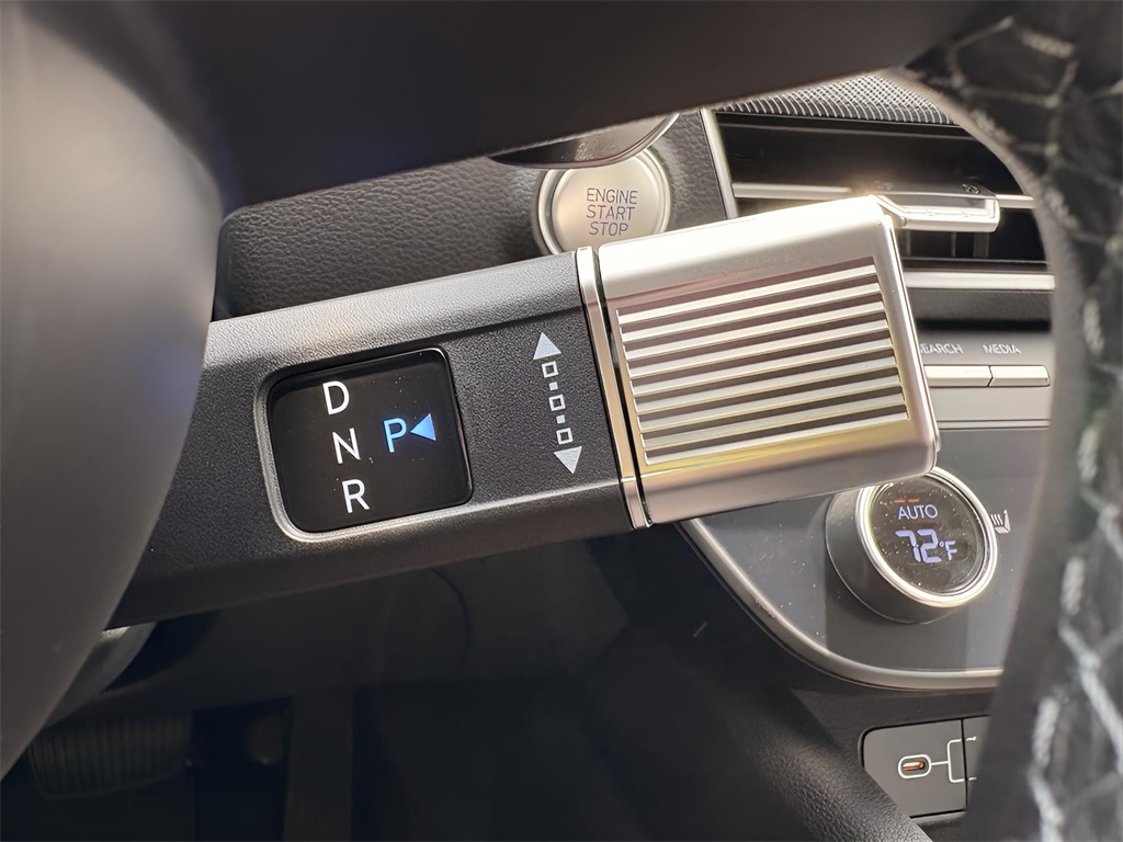 Vehicle image 13 of 28