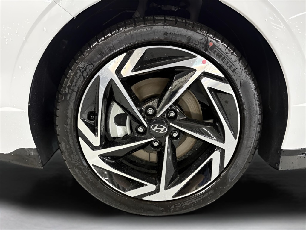 Vehicle image 10 of 28