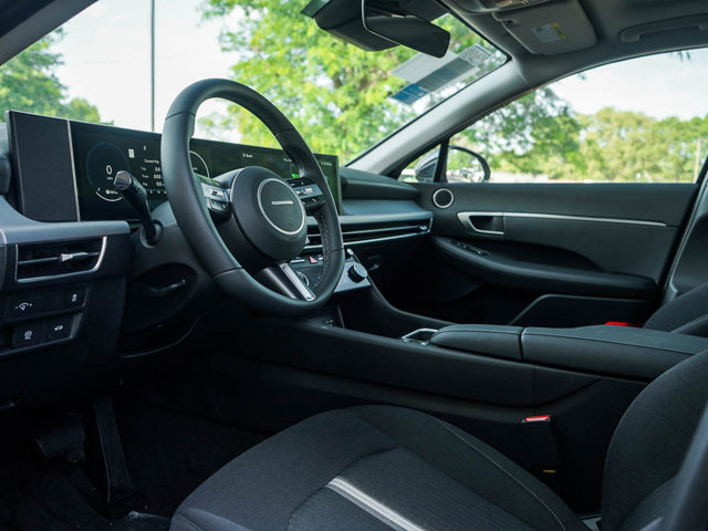 Vehicle image 13 of 23