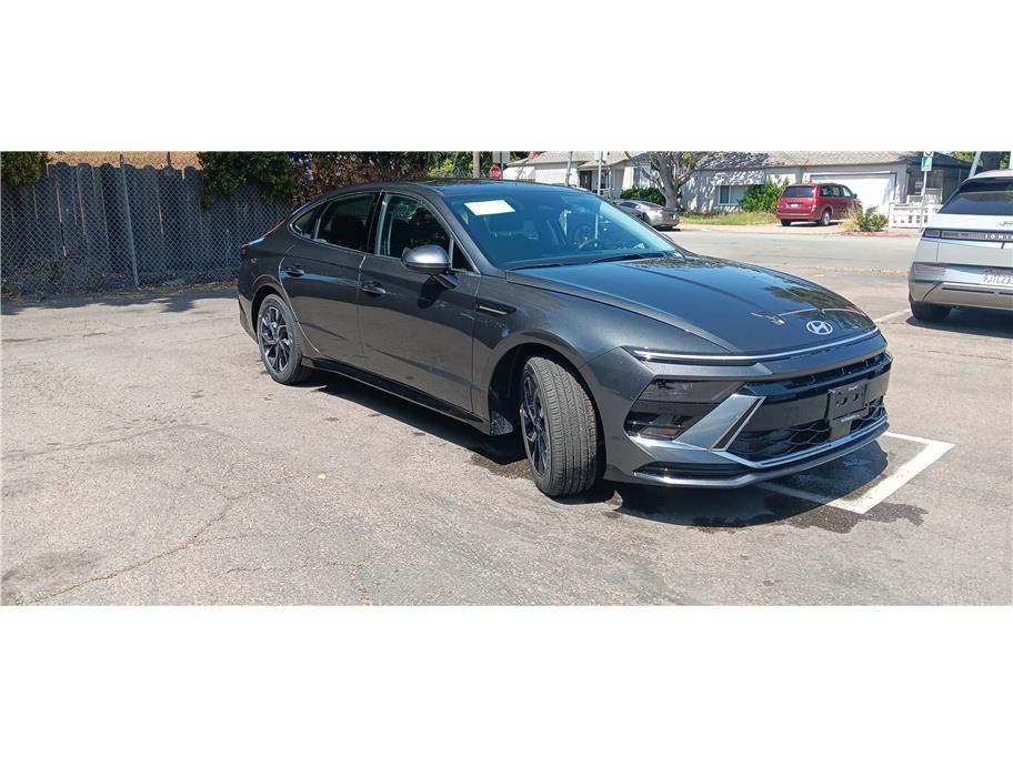 Vehicle image 4 of 17