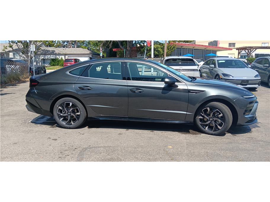 Vehicle image 6 of 17