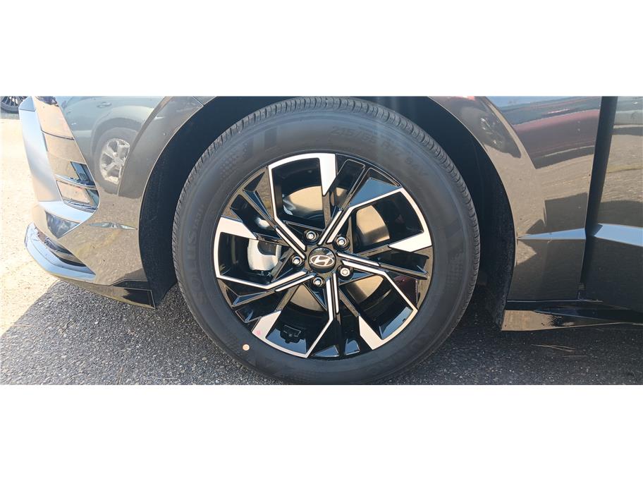 Vehicle image 15 of 17