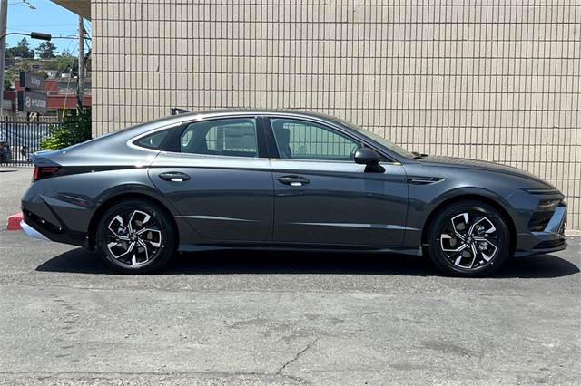 2025 Hyundai Sonata SEL Image 4 of 24