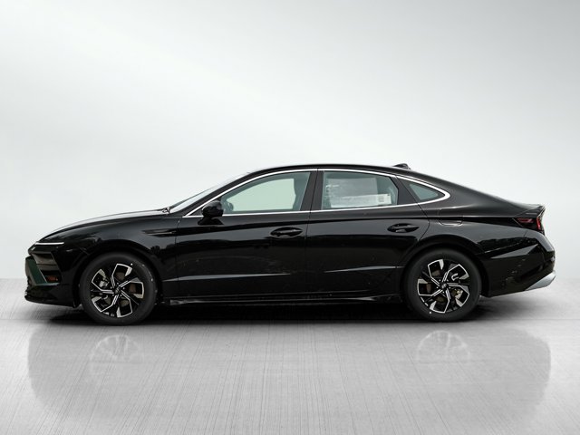 Vehicle image 4 of 24