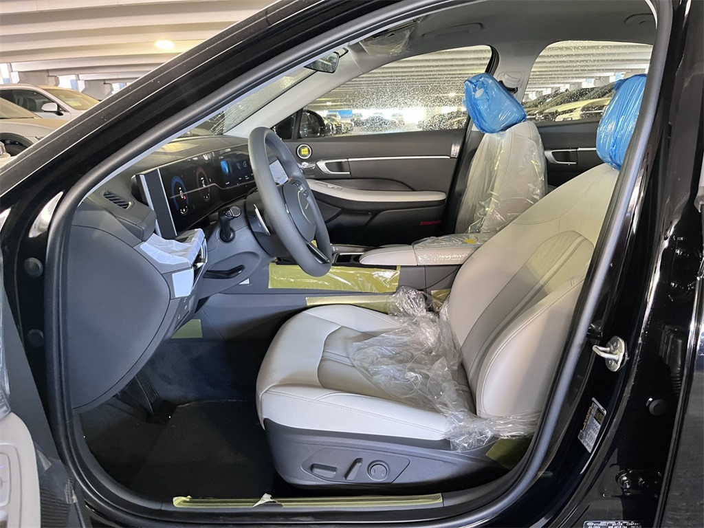 Vehicle image 14 of 26