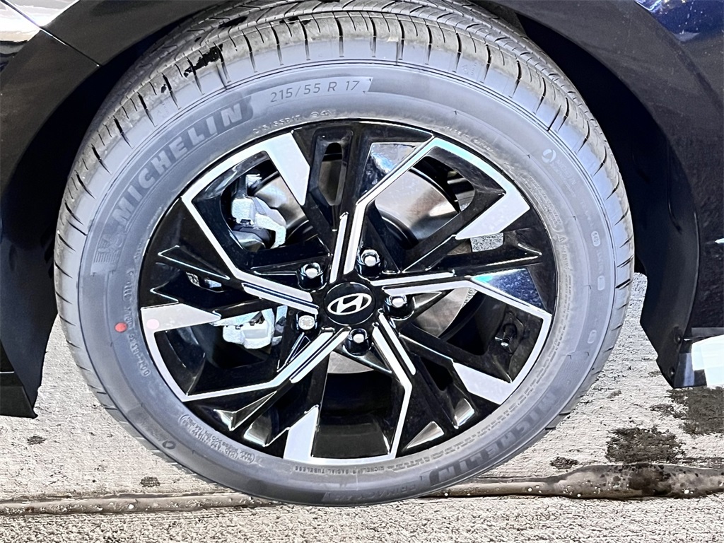 Vehicle image 13 of 26