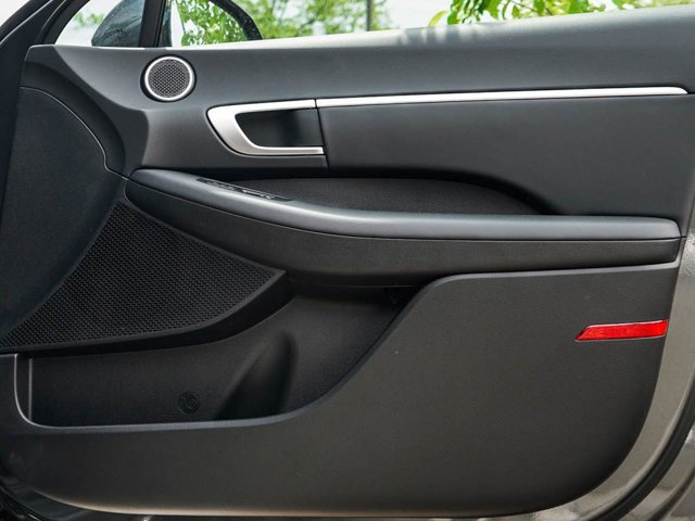 Vehicle image 19 of 24