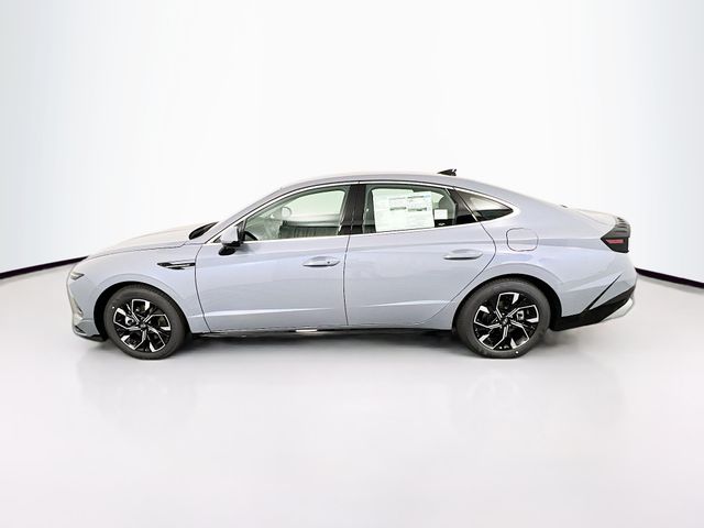 Vehicle image 7 of 24