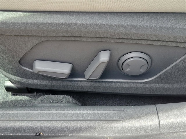 Vehicle image 16 of 34