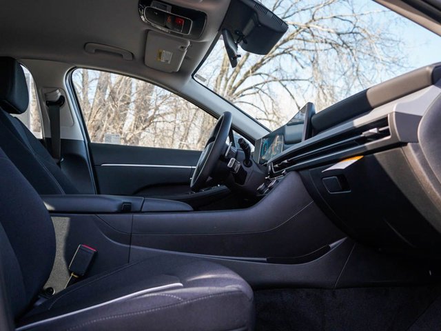Vehicle image 21 of 23