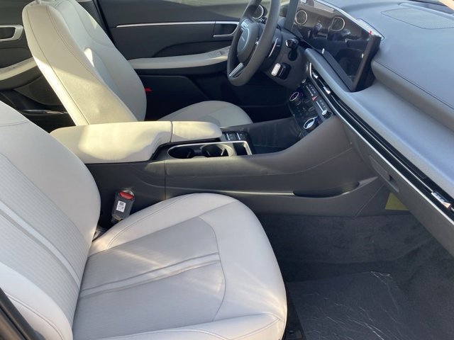 Vehicle image 8 of 18