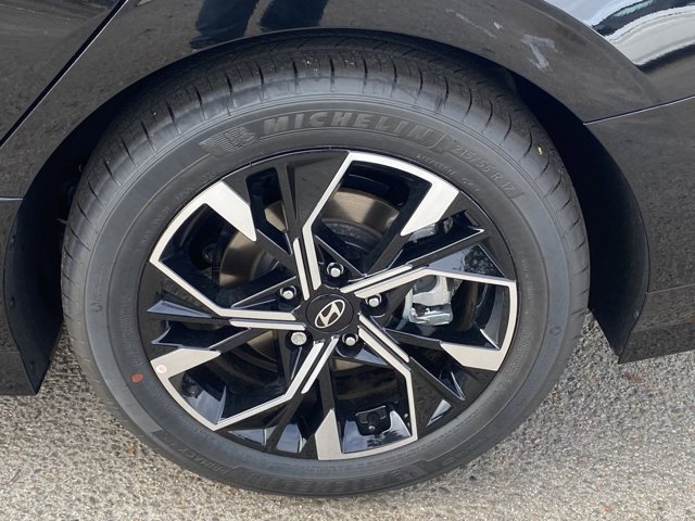 Vehicle image 6 of 18