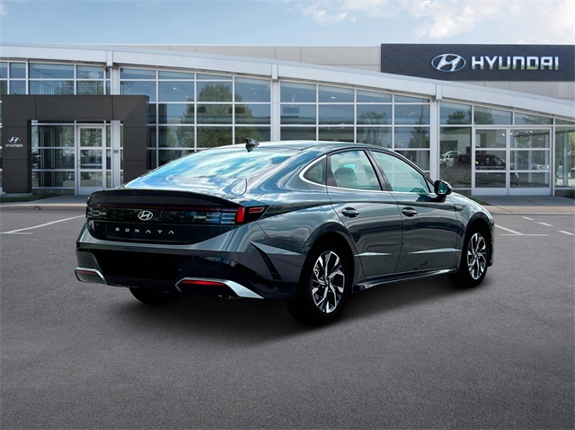 Vehicle image 7 of 19