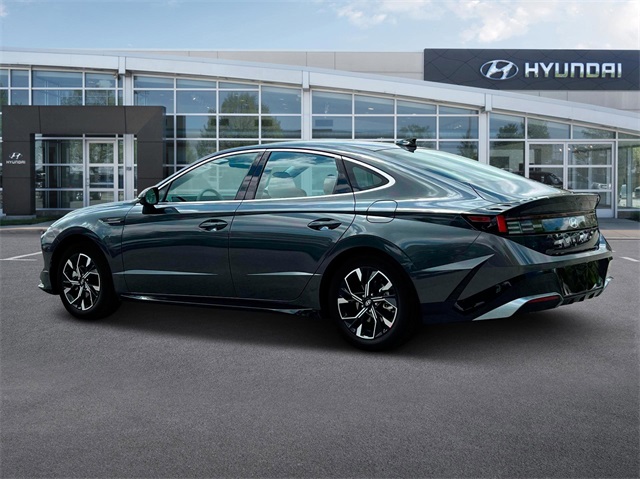 Vehicle image 11 of 19