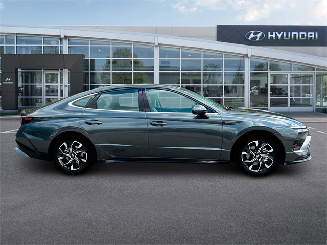 Vehicle image 6 of 19