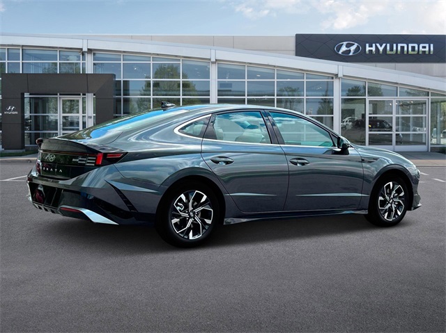 Vehicle image 8 of 19